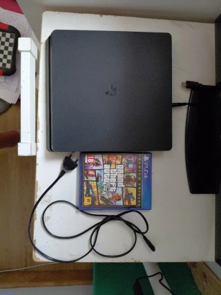 Consola PS4 Slim Negra + Juego GTA V