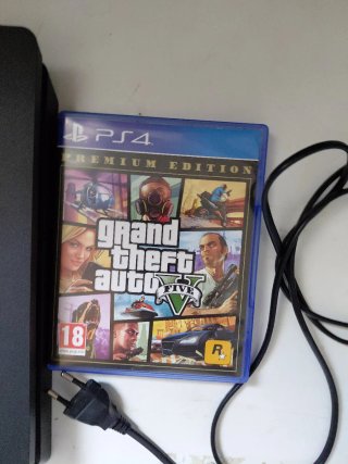 Consola PS4 Slim Negra + Juego GTA V