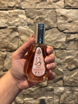 Scatola di profumi Yara Lattafa per la rivendita