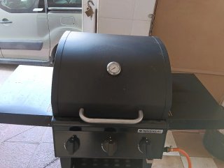 Barbacoa Naterial Negra y Plateada de gas.