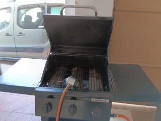 Barbacoa Naterial Negra y Plateada de gas.