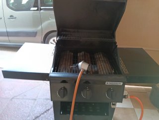 Barbacoa Naterial Negra y Plateada de gas.