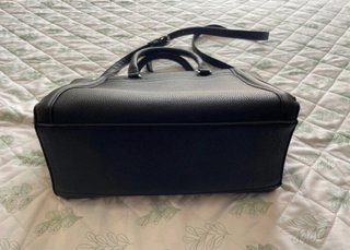 Bolso negro de mano y hombro