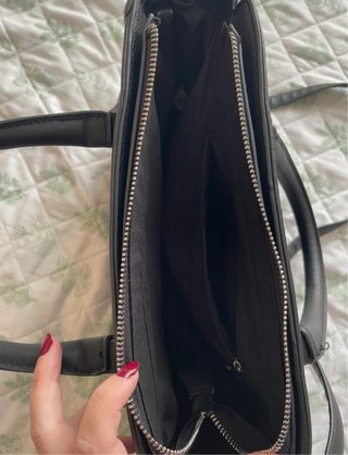 Bolso negro de mano y hombro