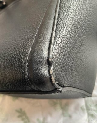 Bolso negro de mano y hombro