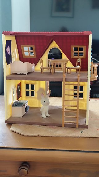Casita de muñecas con tejado rojo