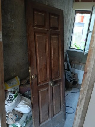 Puerta de madera maciza