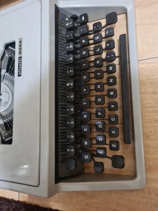 Máquina de escribir Olivetti DORA