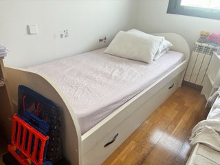 Cama infantil blanca con otra cama abajo