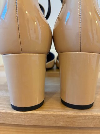 Zapatos de tacón nude con tiras