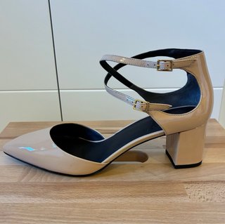 Zapatos de tacón nude con tiras
