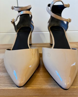 Zapatos de tacón nude con tiras