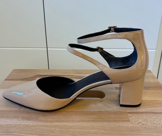 Zapatos de tacón nude con tiras