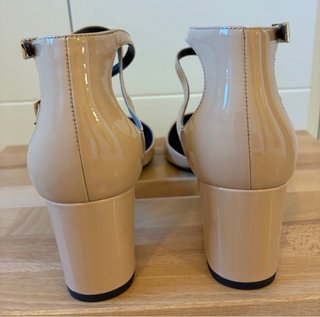 Zapatos de tacón nude con tiras
