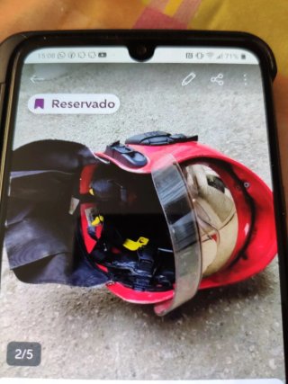 Casco de bombero rojo