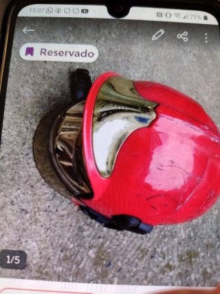 Casco de bombero rojo