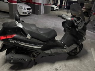 Piaggio 125cc Maxi Scooter Negra