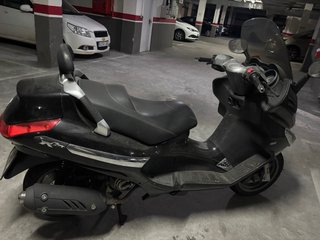 Piaggio 125cc Maxi Scooter Negra