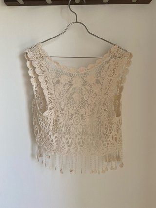 Chaleco de crochet beige con flecos