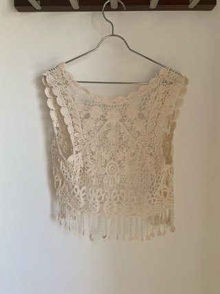 Chaleco de crochet beige con flecos