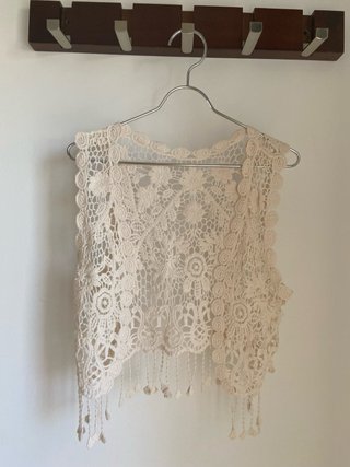 Chaleco de crochet beige con flecos