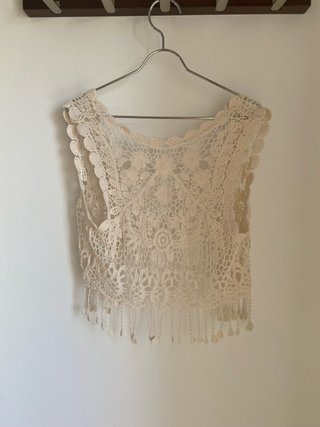 Chaleco de crochet beige con flecos
