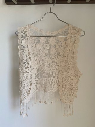Chaleco de crochet beige con flecos