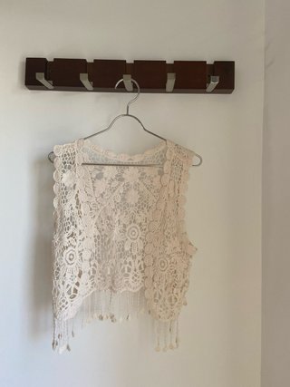 Chaleco de crochet beige con flecos