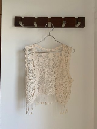 Chaleco de crochet beige con flecos
