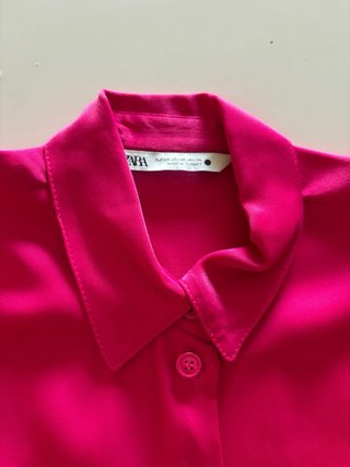 Camisa satinada ZARA rosa vibrante