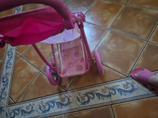 Carrito de muñecas rosa fresas