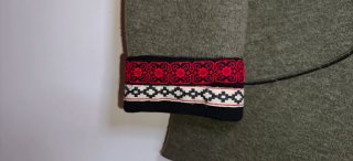 Chaqueta con capucha y bordados