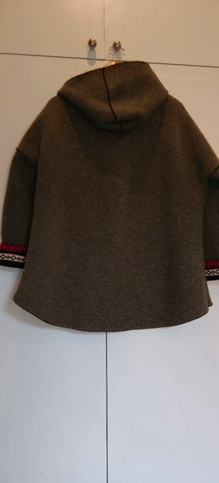 Chaqueta con capucha y bordados