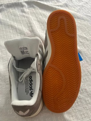 Zapatillas Adidas Grises y Blancas