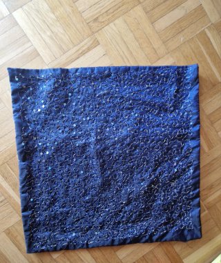 Copricuscino blu con ricami e paillettes