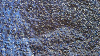 Copricuscino blu con ricami e paillettes