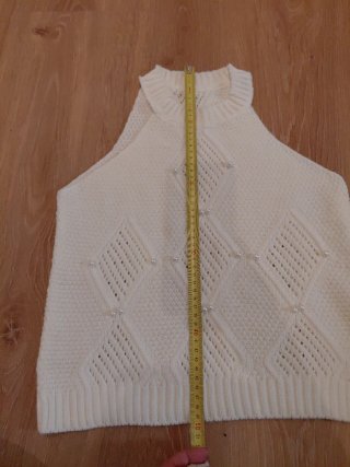 Jersey blanco de punto con perlas.