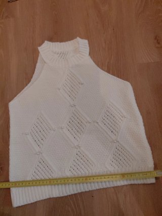 Jersey blanco de punto con perlas.