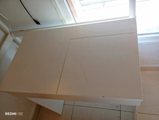 Tocador blanco con espejo abatible y cajón
