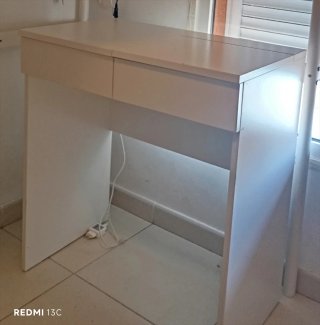 Tocador blanco con espejo abatible y cajón