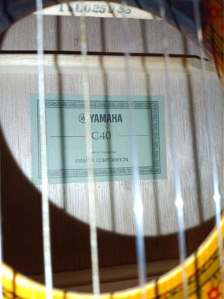 Guitarra Clásica Yamaha C40 (cejilla de regalo)