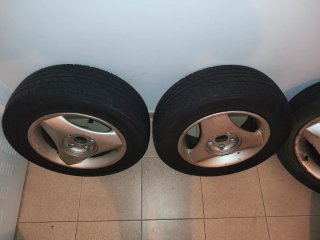 Neumático de coche y llantas