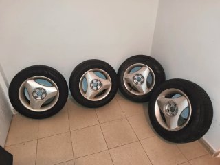 Neumático de coche y llantas