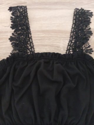 Camiseta negra con tirantes de encaje