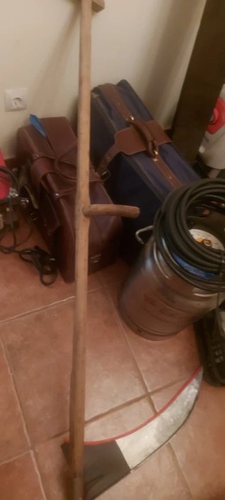 Antiguas guadañas de madera