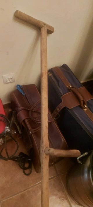 Antiguas guadañas de madera