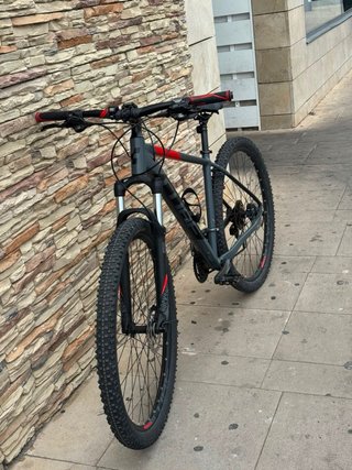 Bicicleta Cube Gris y Roja acepto cambios