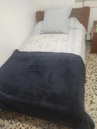 Dormitorio con cama 1,05, armario y mesilla