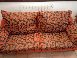 Conjunto 2 sofás tela naranja y negro