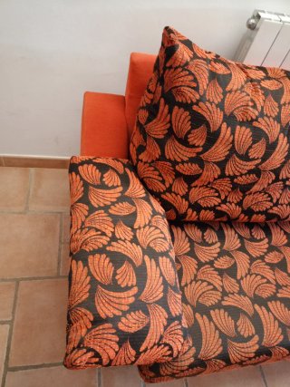 Conjunto 2 sofás tela naranja y negro